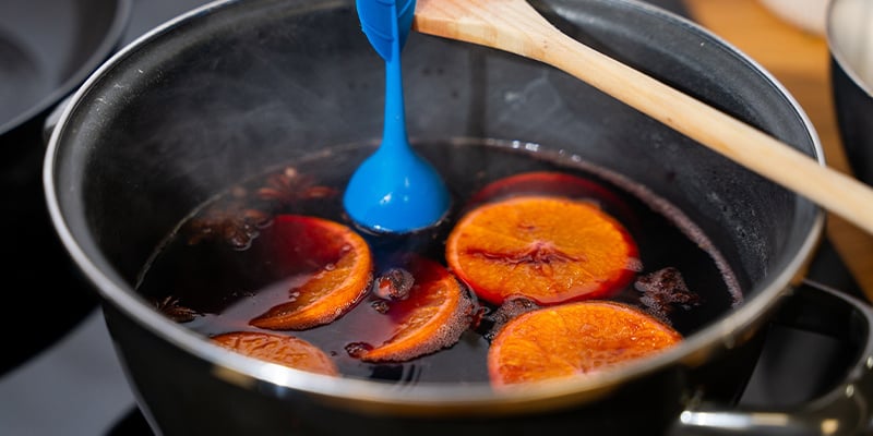 Deja Que El Vino Se Cocine A Fuego Lento Durante 1 Hora, Con Cuidado De Que No Hierva