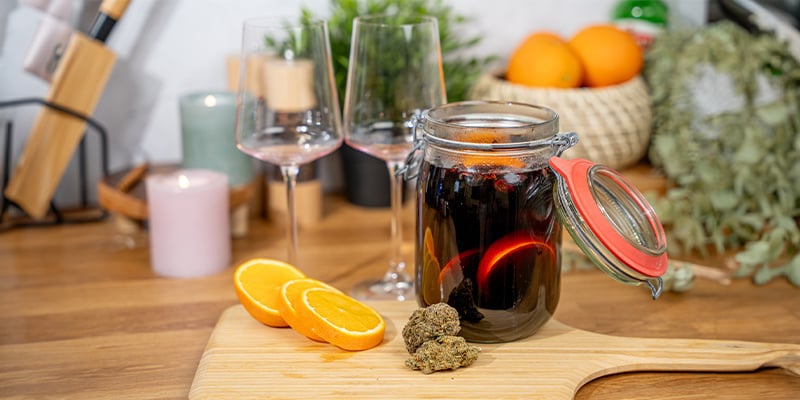 Puedes Tomar El Vino Caliente Y Añadir El Whisky, Ron O Aguardiente Unos 5-10 Minutos Antes De Servirlo