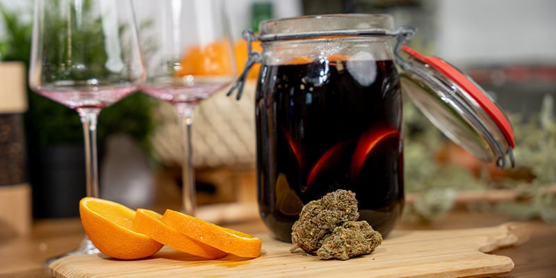 Para Recalentar El Vino De Cannabis, Viértelo En Un Cazo Grande Y Caliéntalo A Tu Gusto