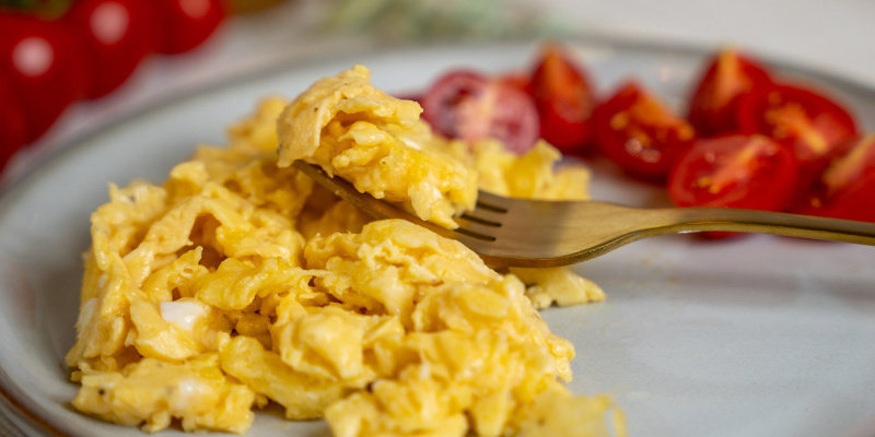 Sirve los huevos revueltos en un plato