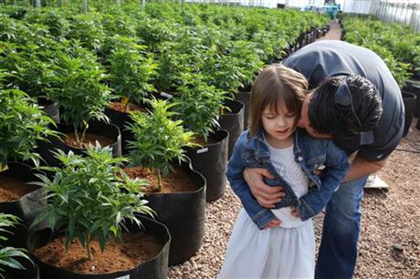 CHARLOTTE, LA NIÑA QUE HA CURADO SU EPILEPSIA CRONICA CON MARIHUANA