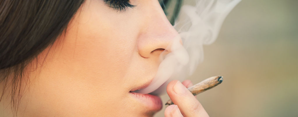Las Mujeres Fumar Hierba Sin Dudarlo
