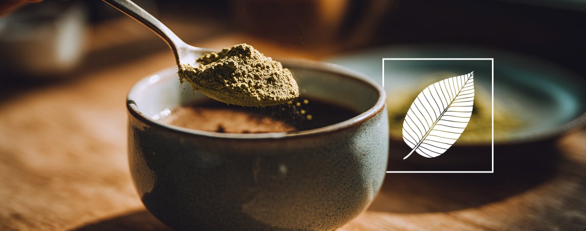 ¿Se puede mezclar kratom con café? Cómo podría influir en tus mañanas