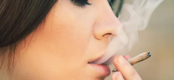 Por qué las mujeres deberían fumar hierba sin dudarlo