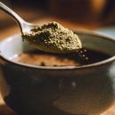 &iquest;Se puede mezclar kratom con caf&eacute;? C&oacute;mo podr&iacute;a influir en tus ma&ntilde;anas